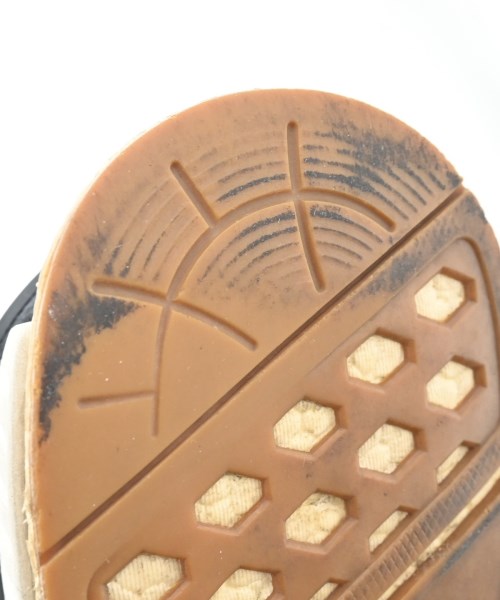 adidas 運動鞋