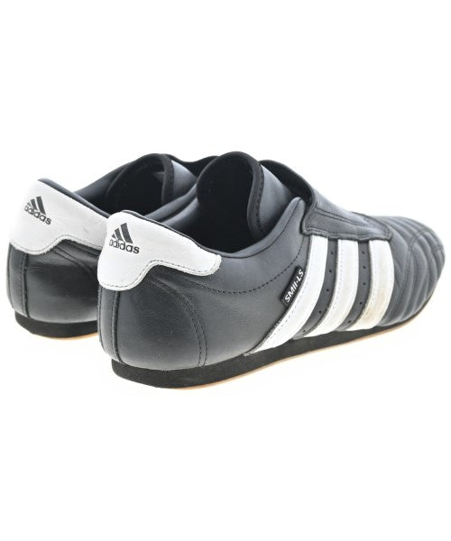 adidas 運動鞋