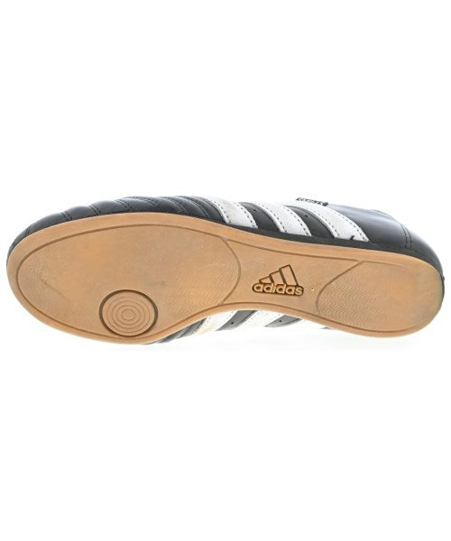 adidas 運動鞋
