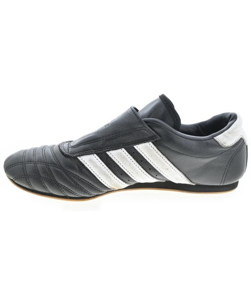 adidas 運動鞋