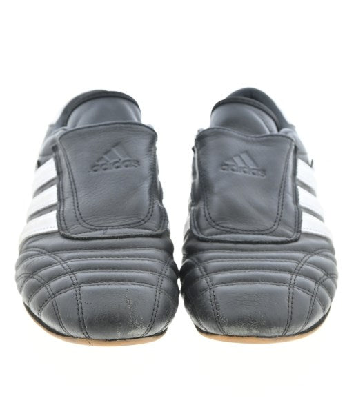 adidas 運動鞋