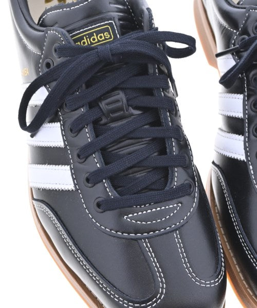 adidas 運動鞋