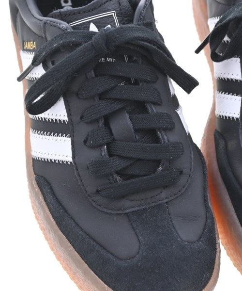 adidas 運動鞋