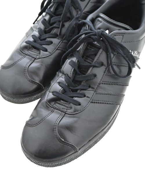 adidas 運動鞋