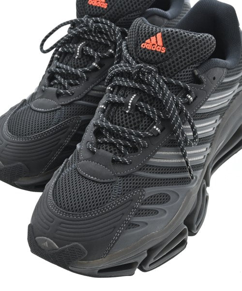 adidas 運動鞋