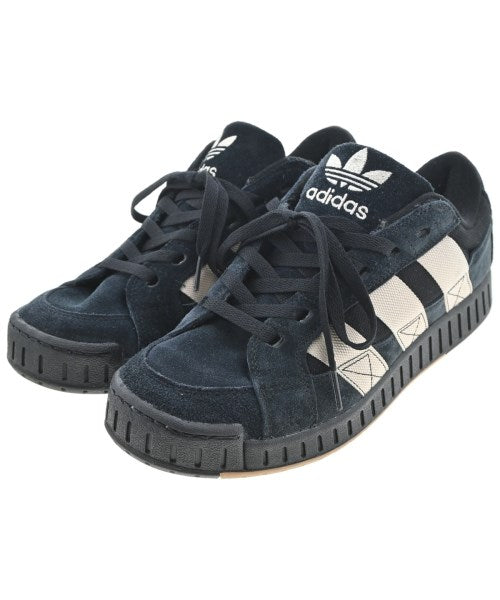 adidas 運動鞋