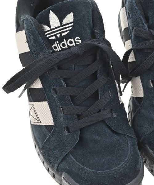 adidas 運動鞋