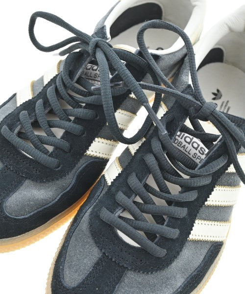 adidas 運動鞋