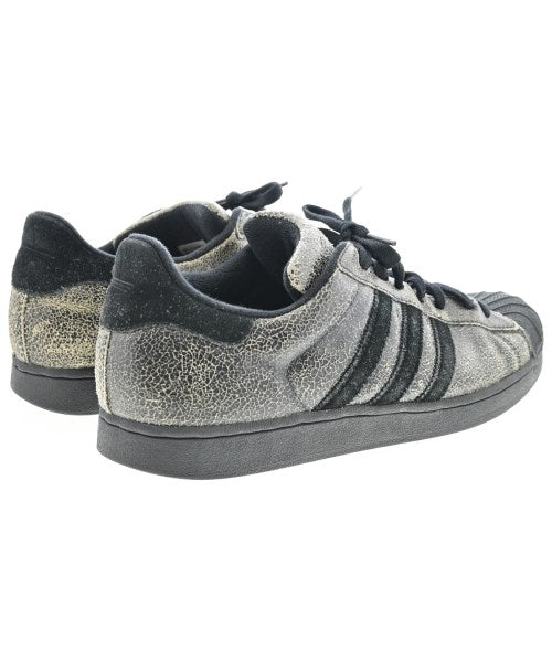 adidas 運動鞋