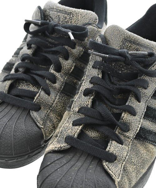 adidas 運動鞋