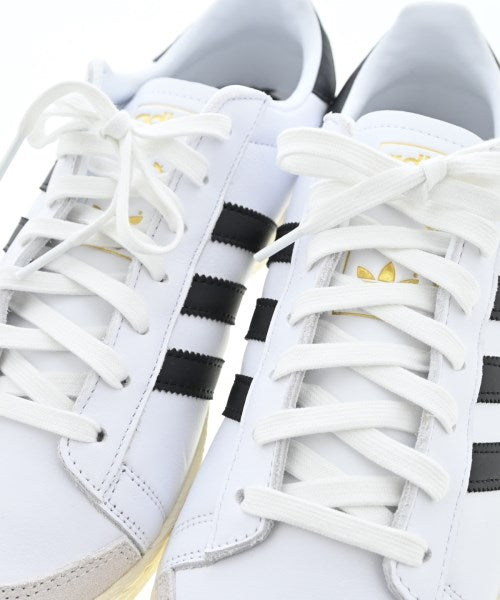 adidas 運動鞋