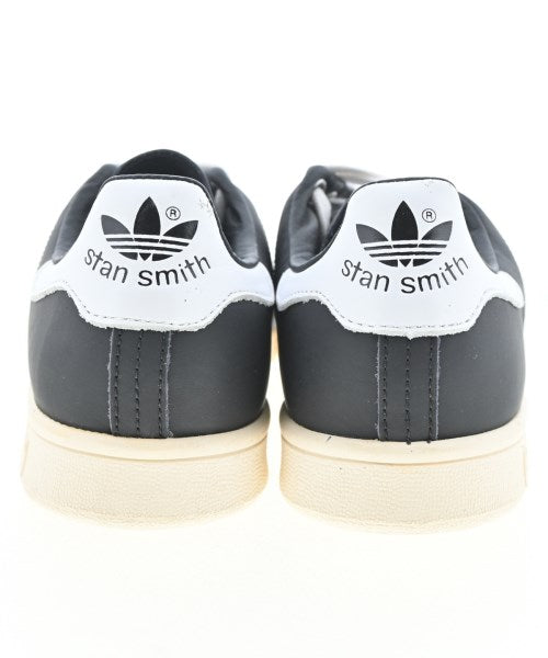 adidas 運動鞋