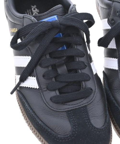 adidas 運動鞋