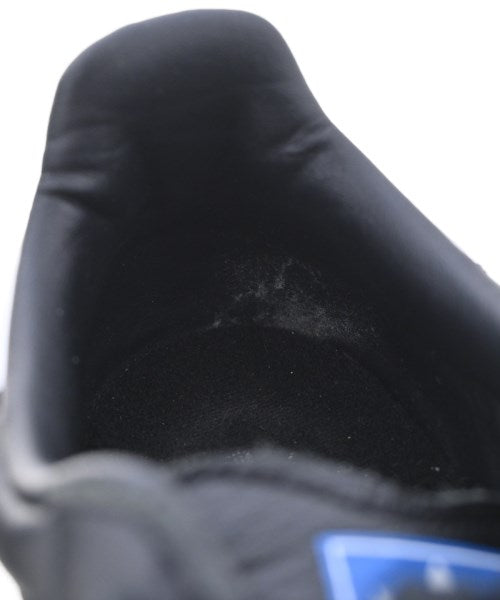 adidas 運動鞋