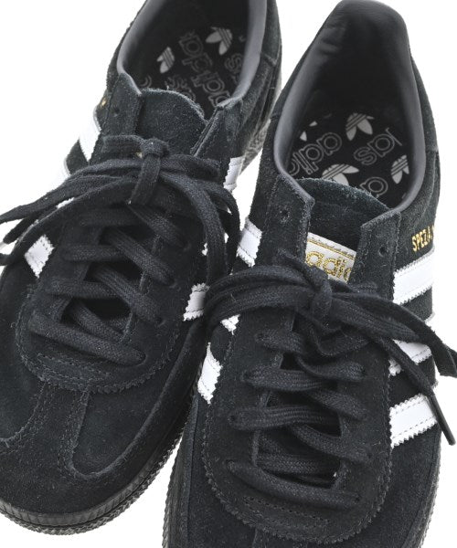 adidas 運動鞋