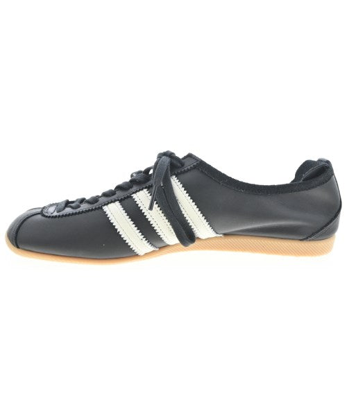 adidas 運動鞋
