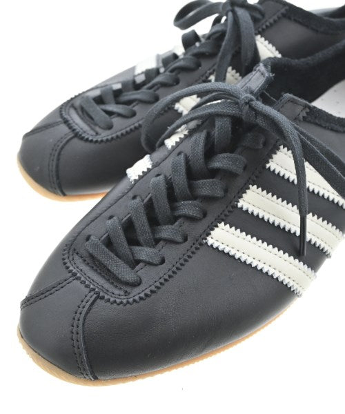 adidas 運動鞋