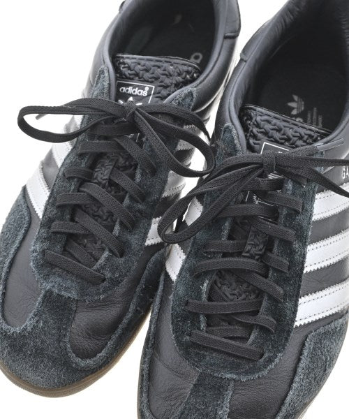 adidas 運動鞋