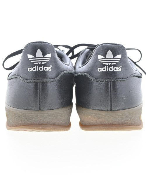 adidas 運動鞋
