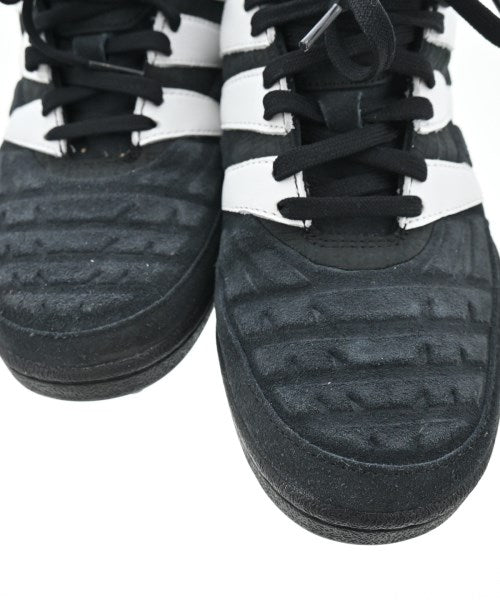 adidas 運動鞋