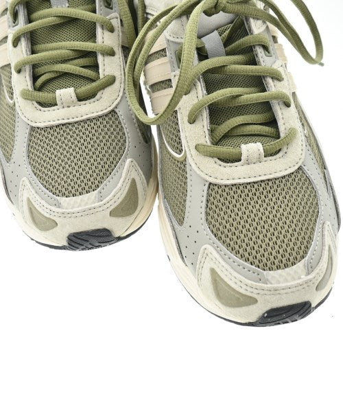 adidas 運動鞋