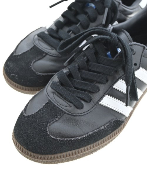 adidas 運動鞋