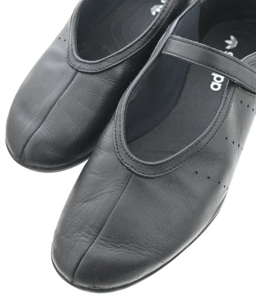 adidas 運動鞋