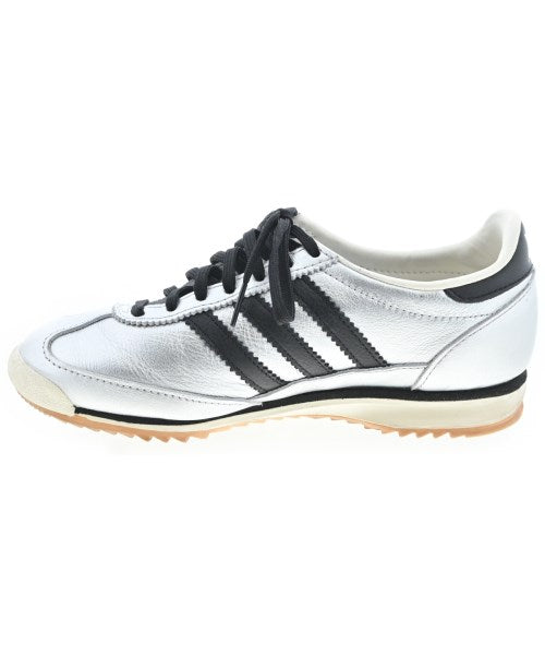 adidas 運動鞋