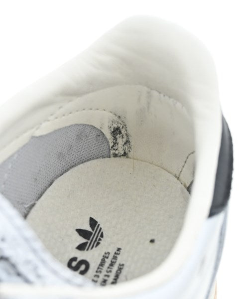 adidas 運動鞋