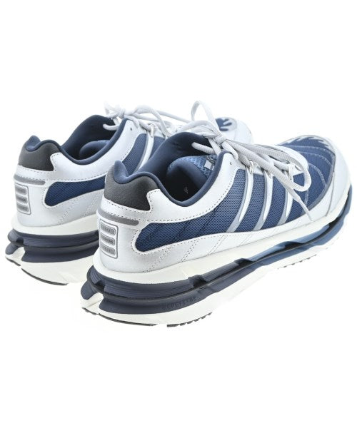 adidas 運動鞋