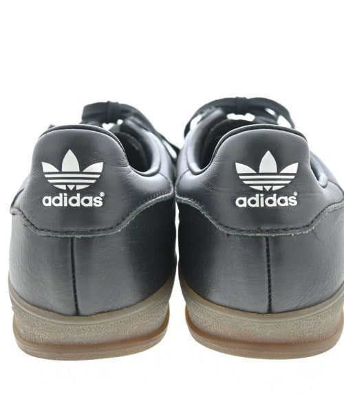 adidas 運動鞋
