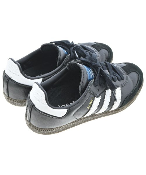 adidas 運動鞋