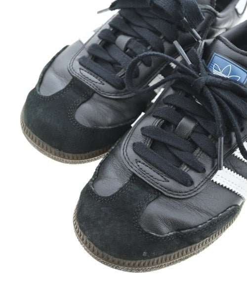 adidas 運動鞋