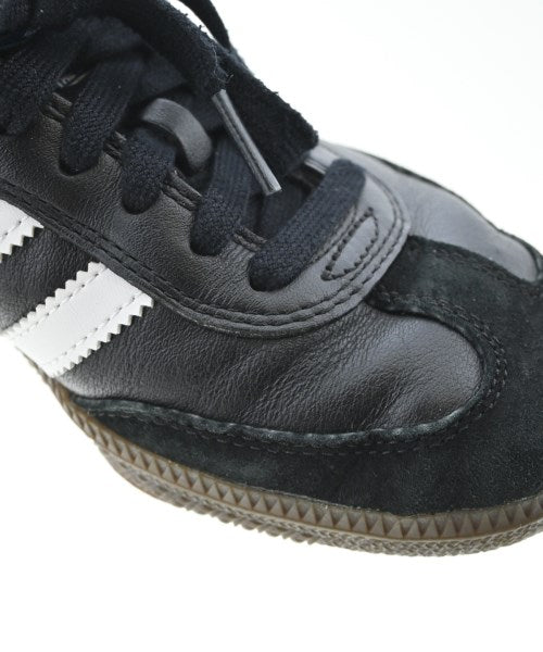 adidas 運動鞋