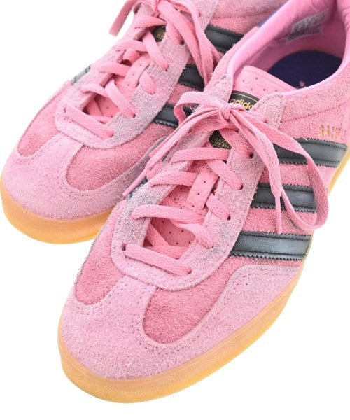adidas 運動鞋
