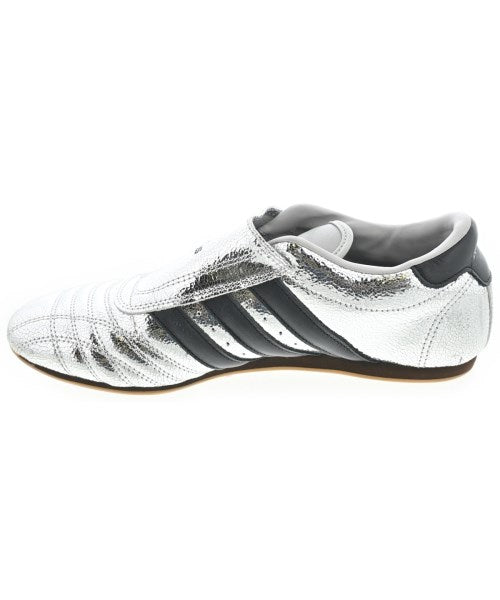 adidas 運動鞋