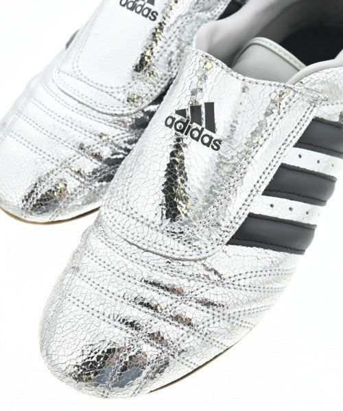 adidas 運動鞋