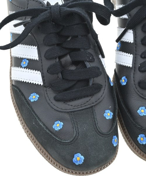 adidas 運動鞋