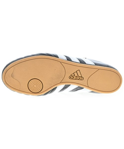 adidas 運動鞋