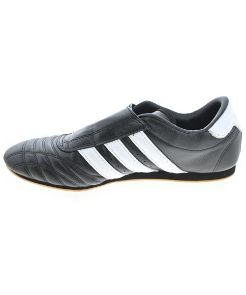 adidas 運動鞋