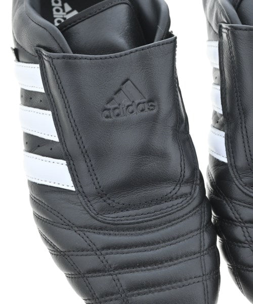 adidas 運動鞋