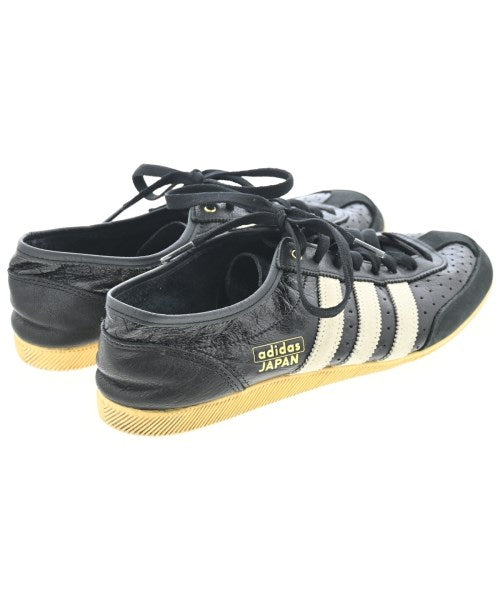 adidas 運動鞋