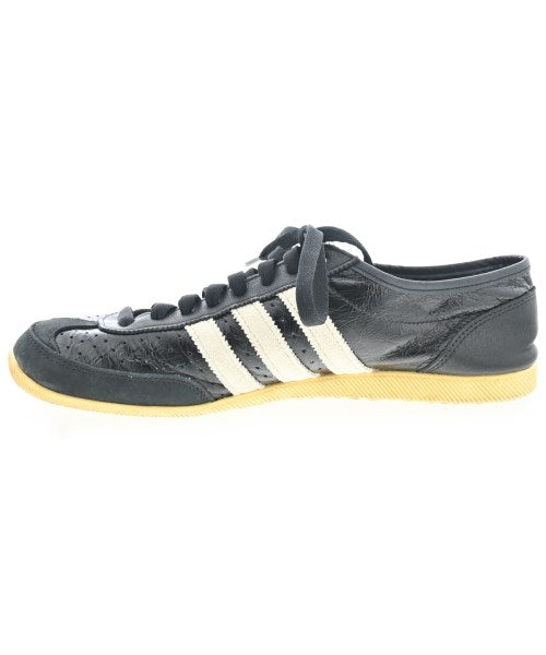 adidas 運動鞋