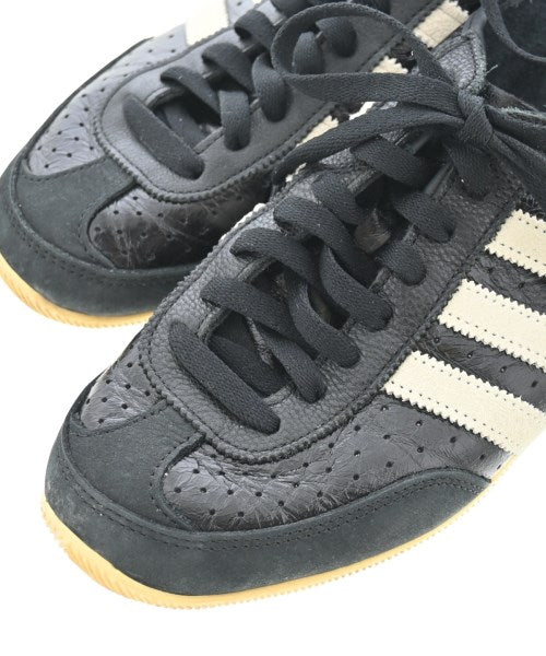 adidas 運動鞋