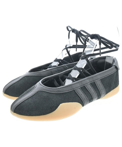adidas 運動鞋