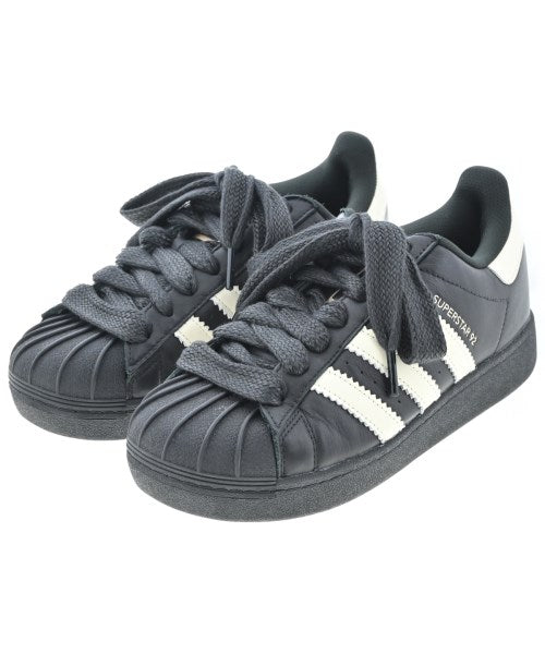 adidas 運動鞋