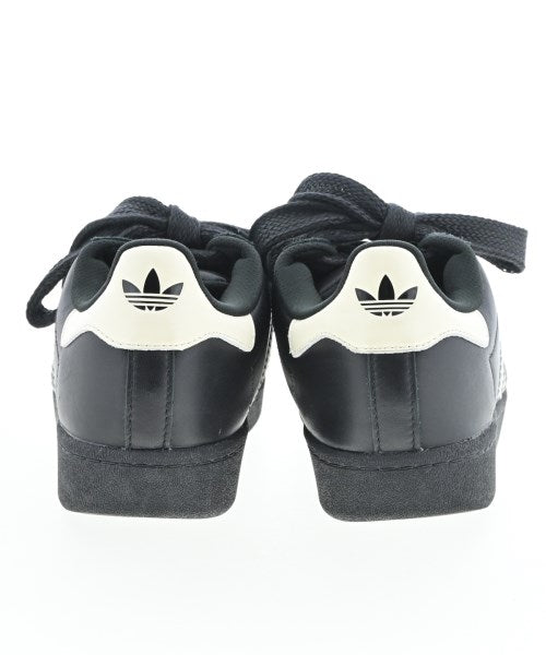 adidas 運動鞋