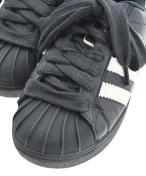 adidas 運動鞋